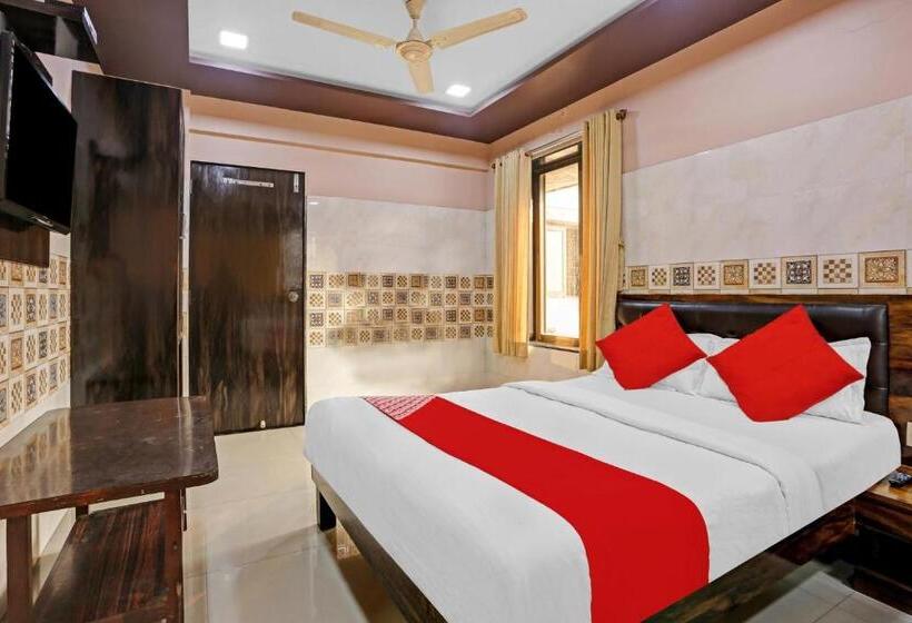 اتاق کلاسیک سه تخته, Oyo Flagship Hotel Pakeeza