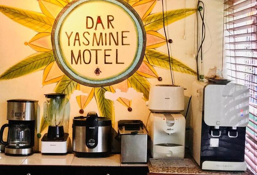اتاق خانوادگی با چشم‌انداز باغ, Dar Yasmine Motel