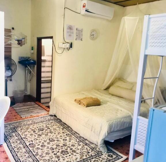 اتاق خانوادگی با چشم‌انداز باغ, Dar Yasmine Motel