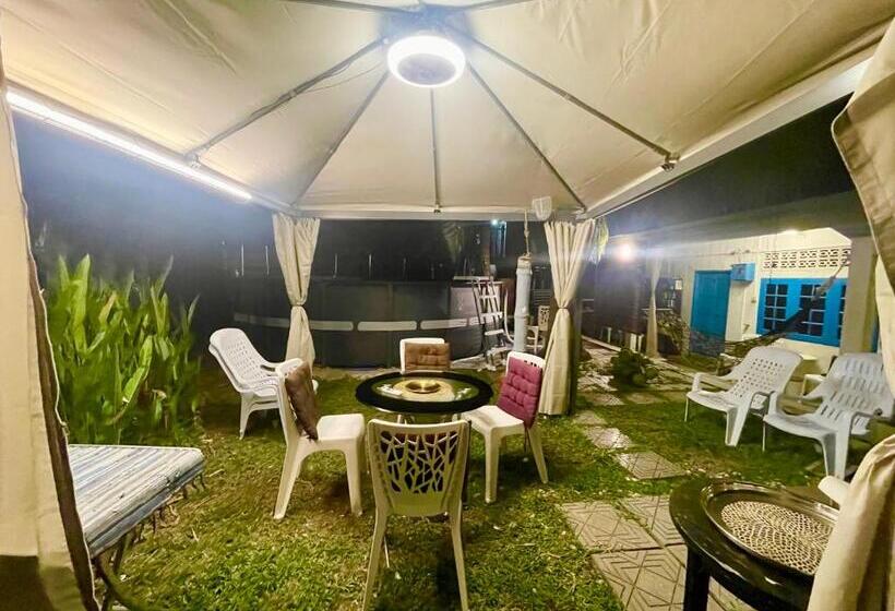 اتاق خانوادگی, Dar Yasmine Motel