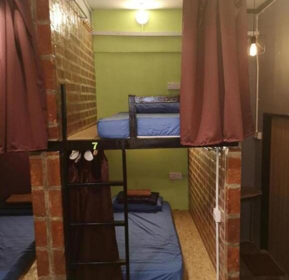 تختخواب در اتاق مشترک, Riverbank Dungun Guesthouse & Cafe