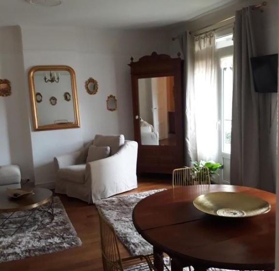 Апартаменты 1 Спальня с Балконом, Hôtel Saint Louis Chambres Et Appartement