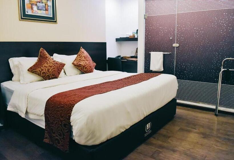 Номер Deluxe Кровать Кинг, J Suites