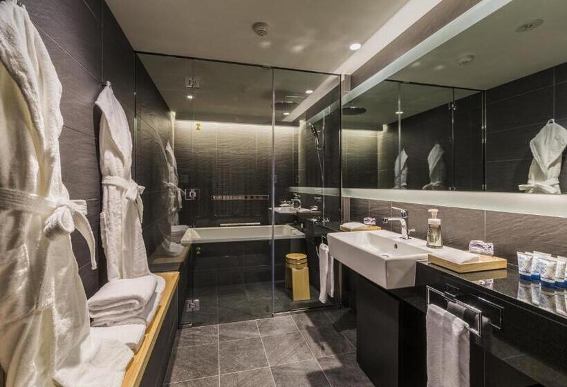 Люкс Вид на Реку, Solaria Nishitetsu Hotel Kyoto Premier