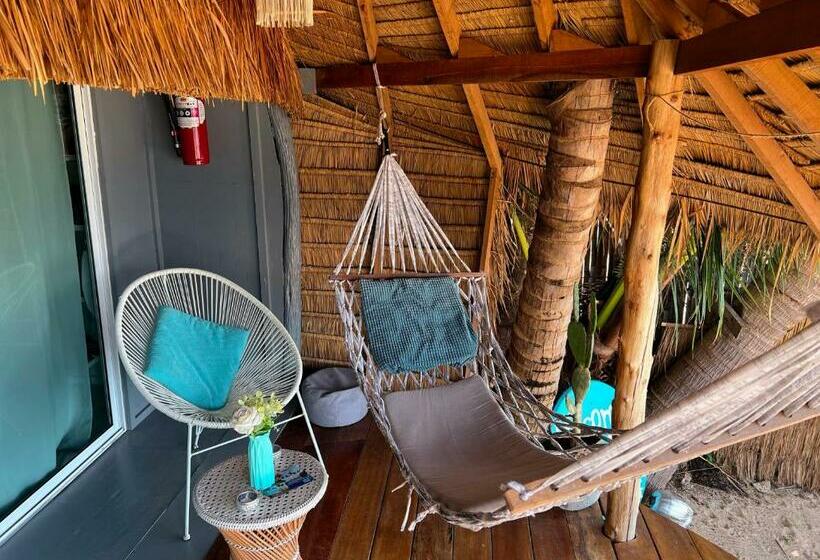 بانگلوی استاندارد, Sea Love Beach Bar & Bungalows