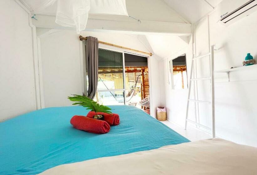 بانگلوی استاندارد, Sea Love Beach Bar & Bungalows