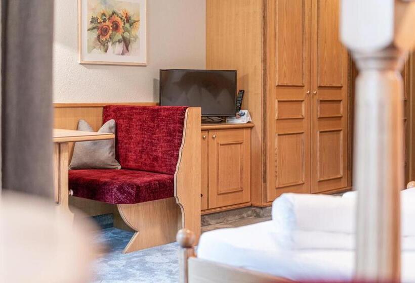 غرفة قياسية مزوَّدة بشُرفة, Burghotel Alpenglühn