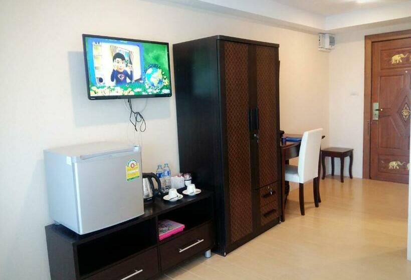 اتاق استاندارد سه تخته با چشم‌انداز استخر, Md Boutique