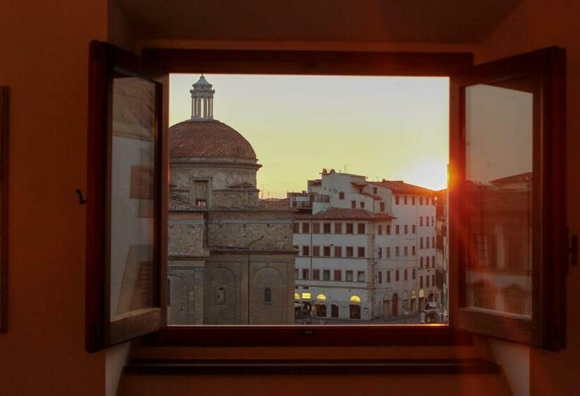 اتاق استاندارد با چشم‌انداز شهر, The Artists' Palace Florence