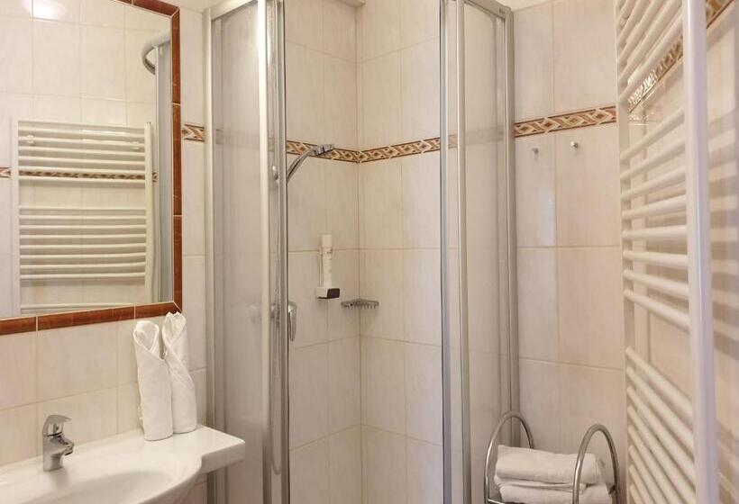 غرفة قياسية ثلاثية, Stegerbräu