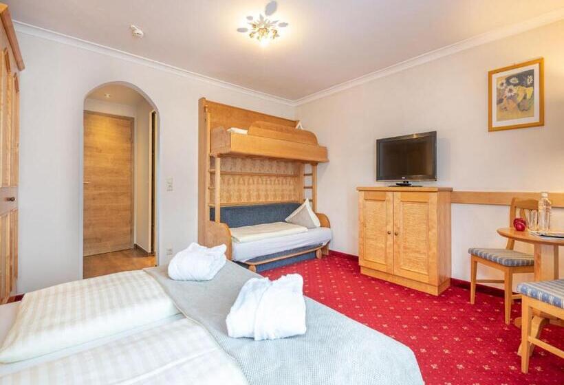 غرفة قياسية رباعية مزودة بشُرفة, Stegerbräu