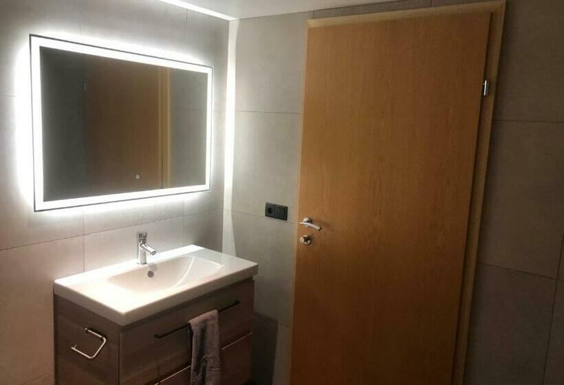 اتاق استاندارد با سرویس بهداشتی مشترک, A. Bernhard Guest House