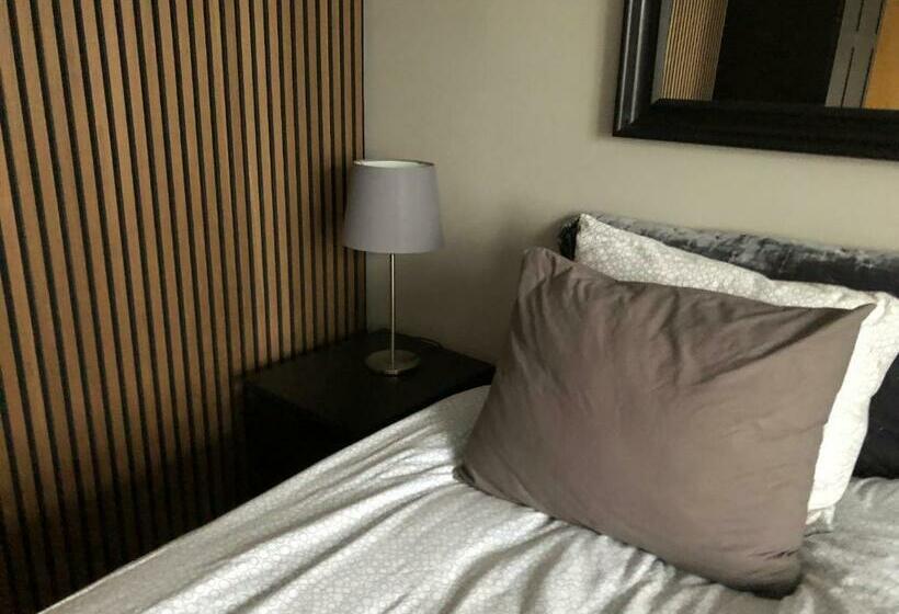 اتاق استاندارد با سرویس بهداشتی مشترک, A. Bernhard Guest House