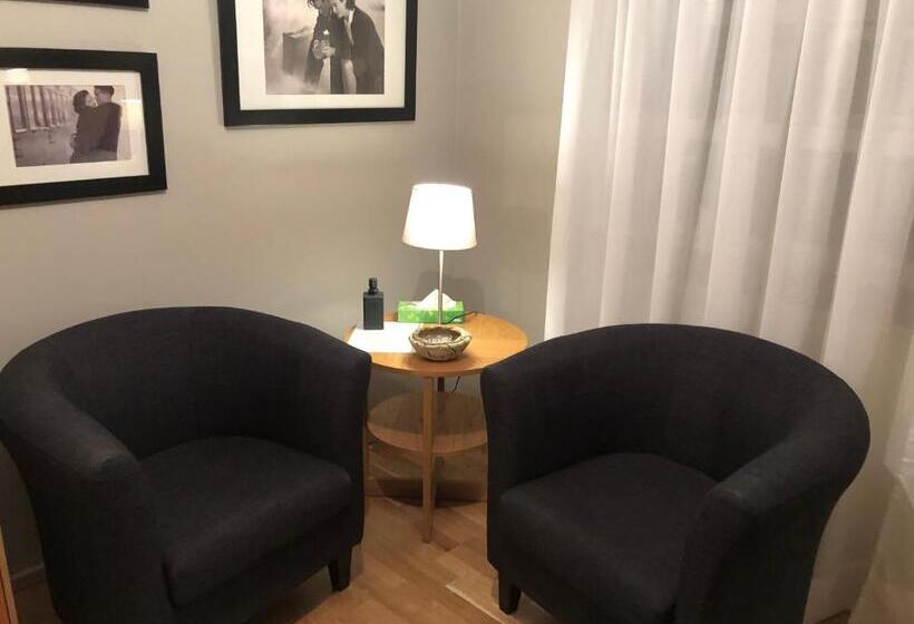 اتاق استاندارد با سرویس بهداشتی مشترک, A. Bernhard Guest House
