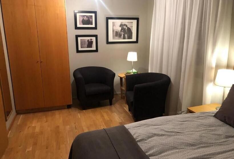 اتاق استاندارد با سرویس بهداشتی مشترک, A. Bernhard Guest House