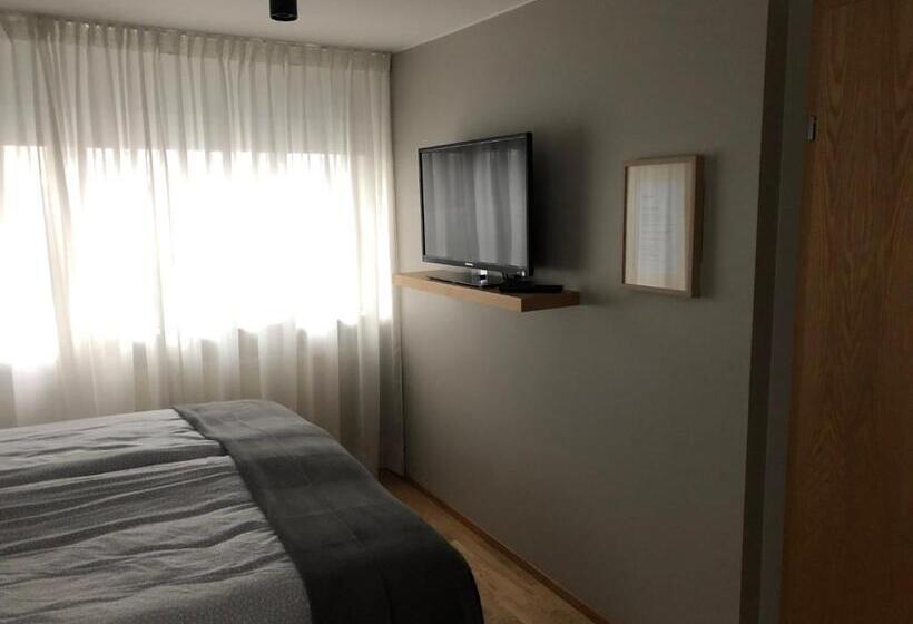 اتاق استاندارد با سرویس بهداشتی مشترک, A. Bernhard Guest House