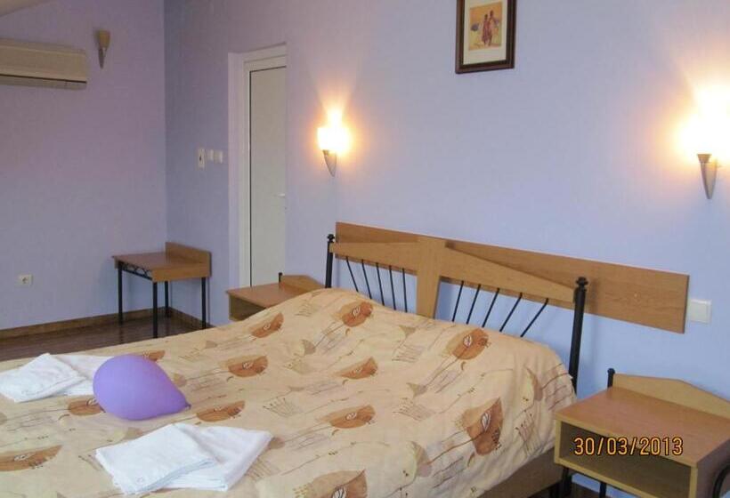 غرفة كومفورت, Central Family