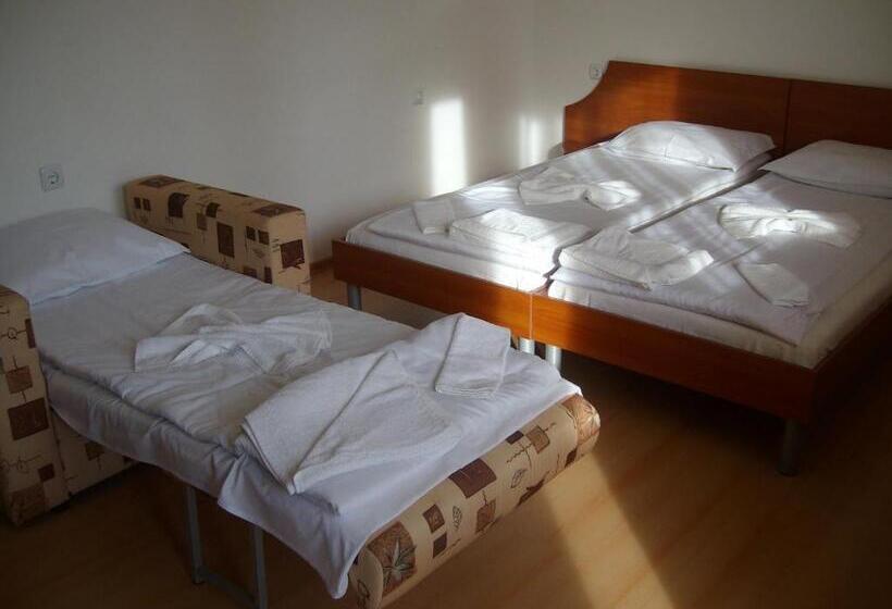 Номер Стандарт Трехместный, Marianas Guesthouse