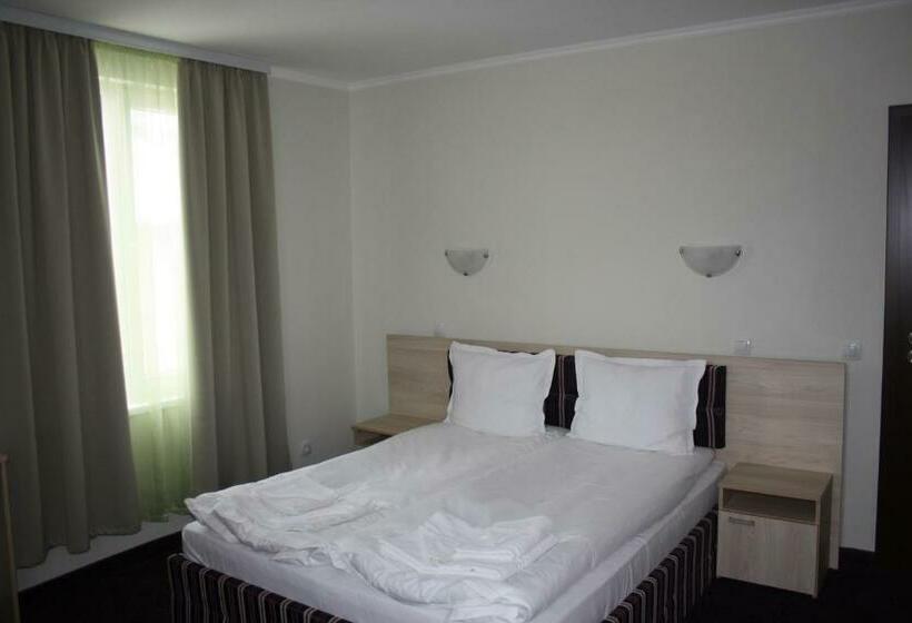 Quarto Estandar, Saint George Family