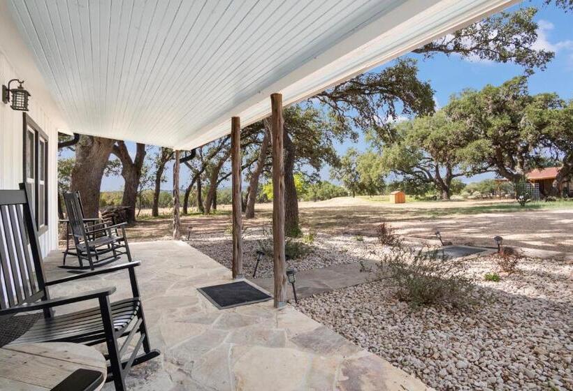 스탠다드 룸, Hill Country Mirage