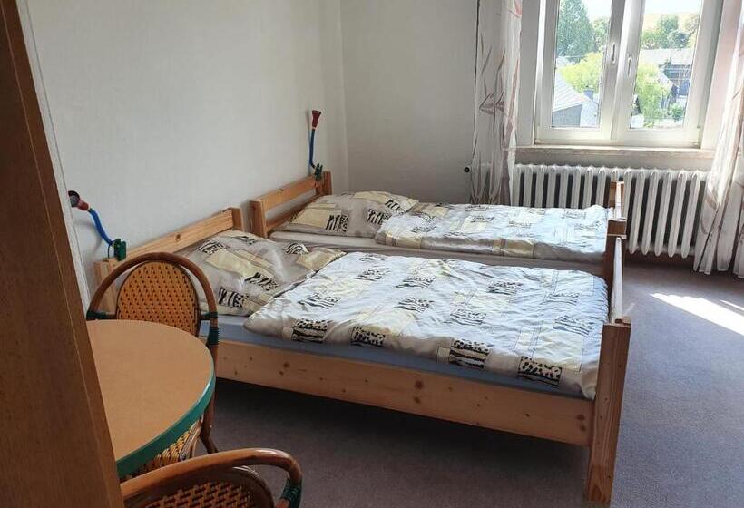 חדר סטנדרט לשלושה עם חדר אמבטיה משוף, Monteurzimmer Alte Schule Heberndorf 1