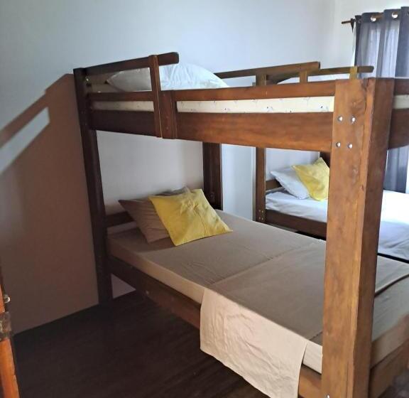 اتاق چهار تخته با دستشویی مشترک, Hostel Casa Mar