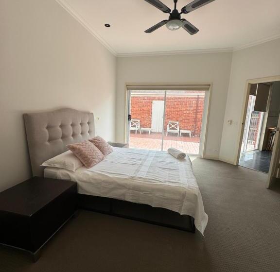 스탠다드 룸, Bentleighs Magnificent Beautifully Renovated And Extended 1920s Period Family Home