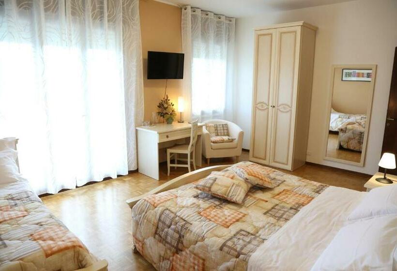 غرفة قياسية ثلاثية مزودة بشرفة, B&b Da Lu