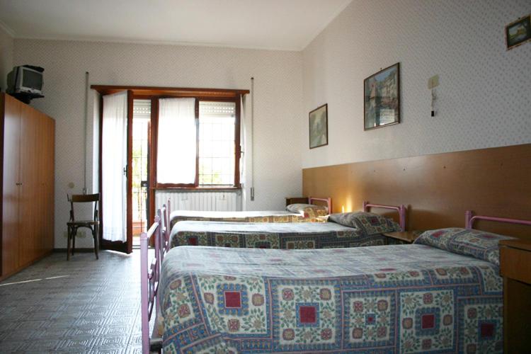 标准三人间共用浴室, Albergo Anna