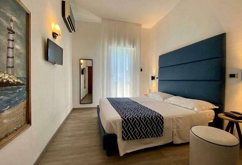 غرفة قياسية مزوَّدة بشُرفة, Rombino