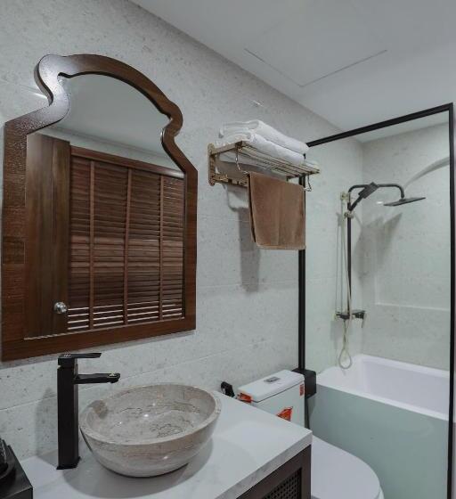 اتاق لوکس با بالکن و چشم‌انداز دریا, Maya Hotel 4