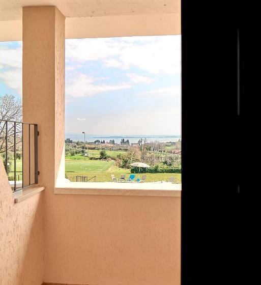 اتاق استاندارد با چشم‌انداز دریاچه, Moniga Resort