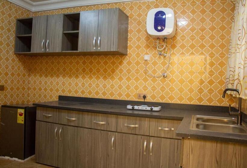 سوییت لوکس, Stepmens Guest House
