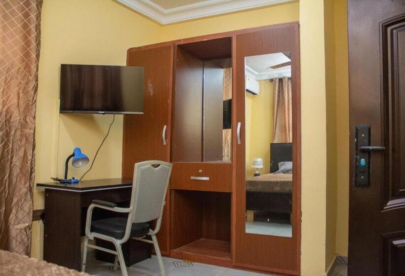سوییت لوکس, Stepmens Guest House