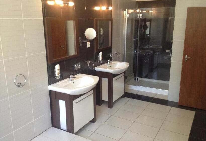 스위트, Garni Hotel Cosmopolitan