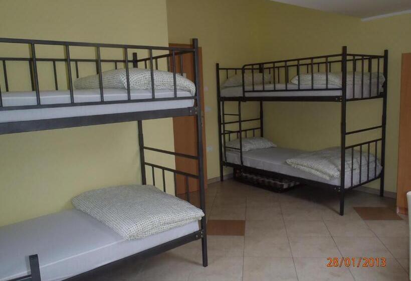 اتاق پنج‌تخته استاندارد, Hostel X Point