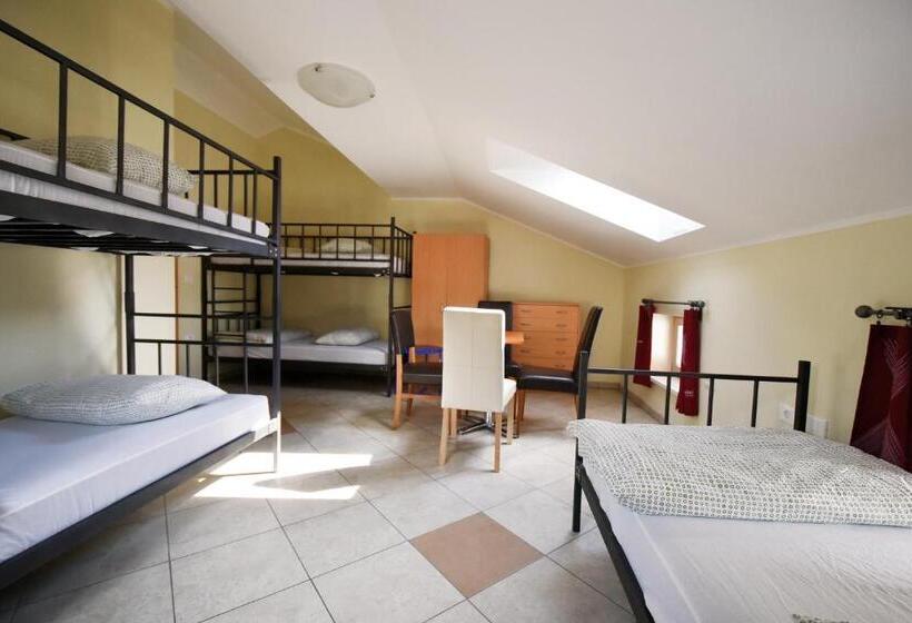 اتاق پنج‌تخته استاندارد, Hostel X Point