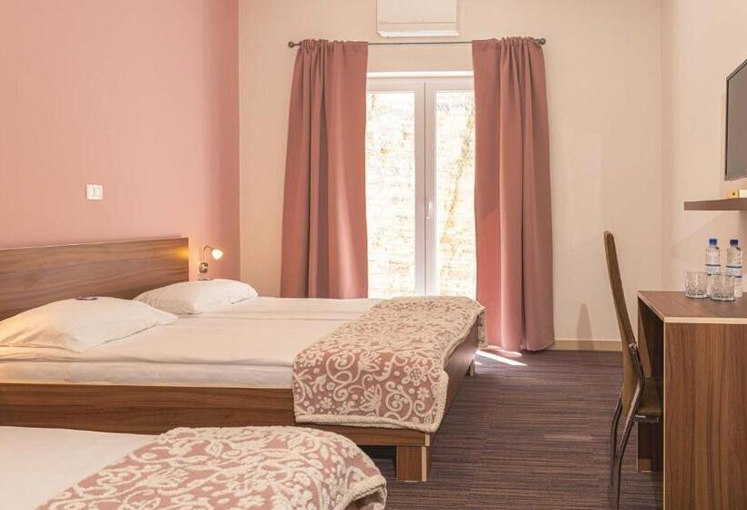 اتاق استاندارد سه تخته با چشم‌انداز باغ, Lavender  Oleander Resort