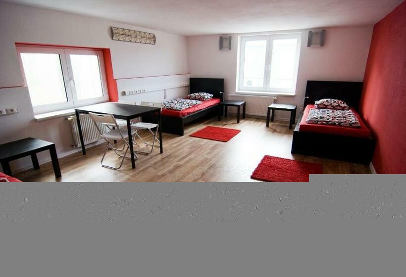 تختخواب در اتاق مشترک, Nitra Glycerin Hostel