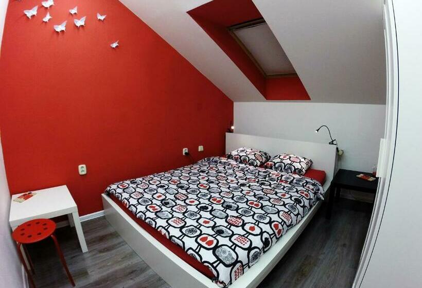 اتاق استاندارد با سرویس بهداشتی مشترک, Nitra Glycerin Hostel