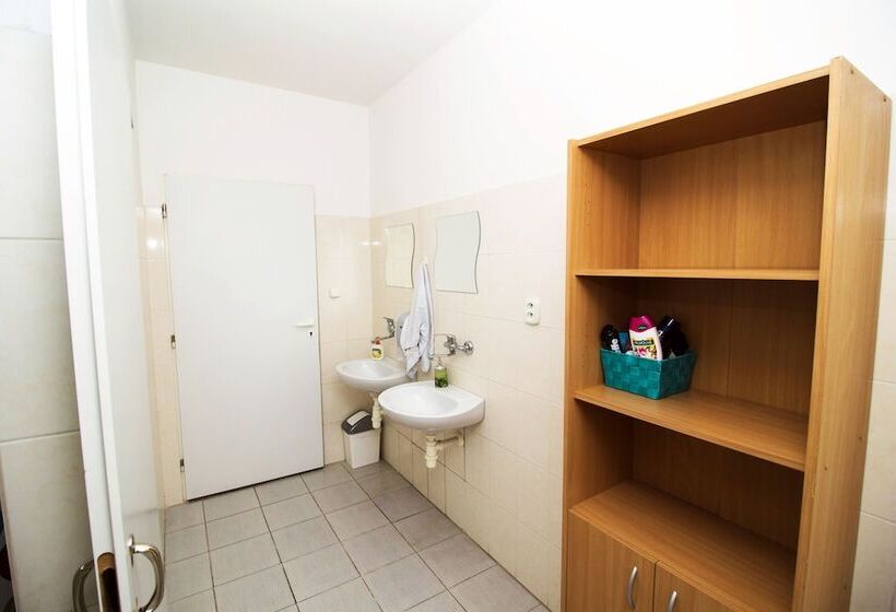 تختخواب در اتاق مشترک, Nitra Glycerin Hostel