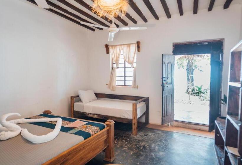 اتاق استاندارد سه تخته با چشم‌انداز باغ, Pili Pili Beach Bungalows