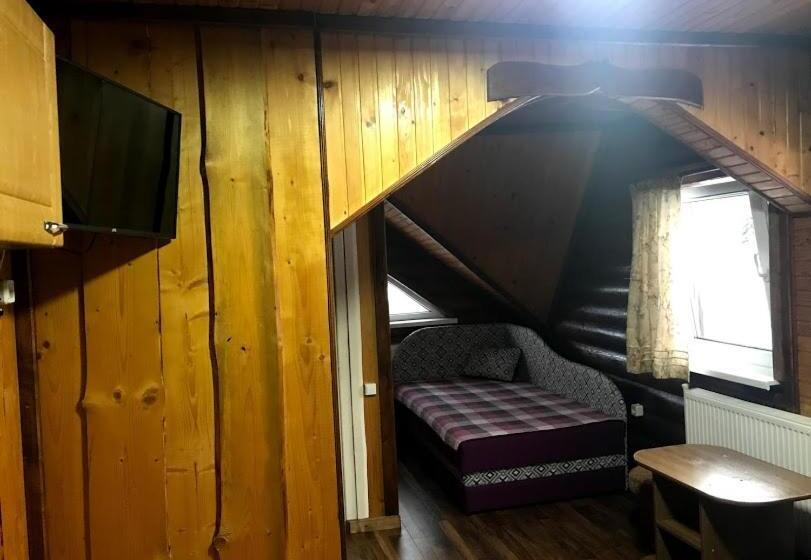 חדר קלאסי לשלושה, Fayniy Motel