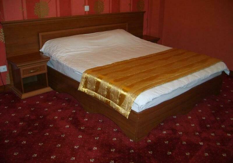 סוויטת ג'וניור, Complex Gayki