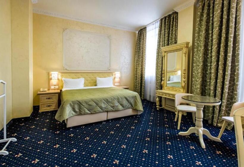 سوئیت با بالکن, France