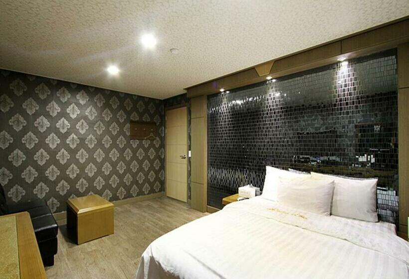 Номер Deluxe, Q Chuncheon