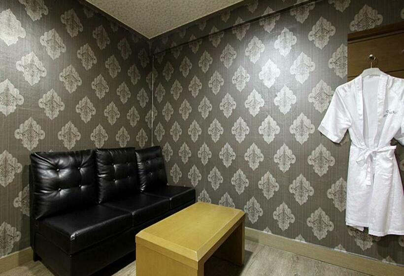 Номер Deluxe, Q Chuncheon