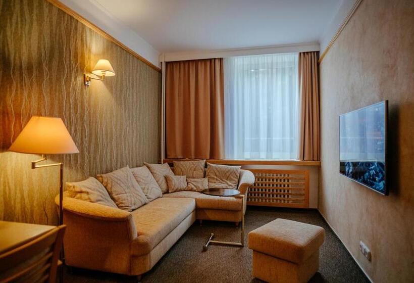 Полулюкс, Akademie A Depandance Vila Jarmila