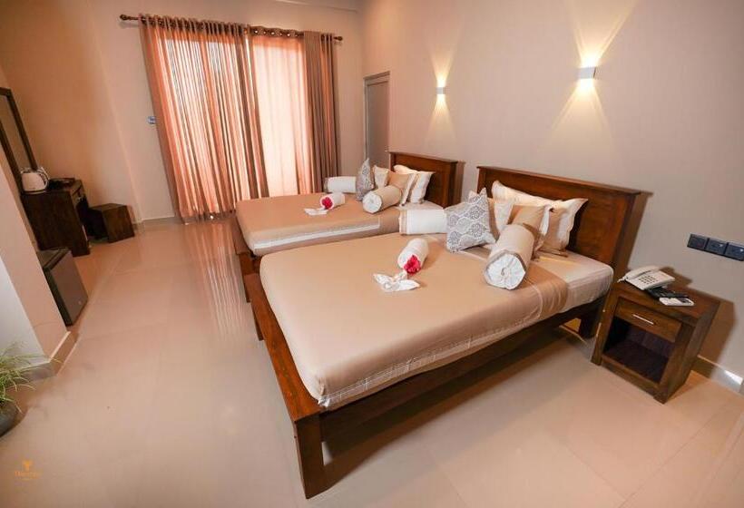Camera Familiare Deluxe, Tharusha