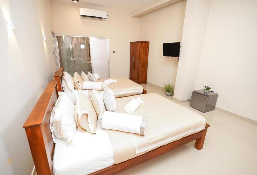 Camera Familiare Deluxe, Tharusha